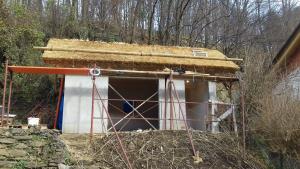 Dobrina - Vukova domačija, pokrivanje strehe s slamato kritino, december 2018